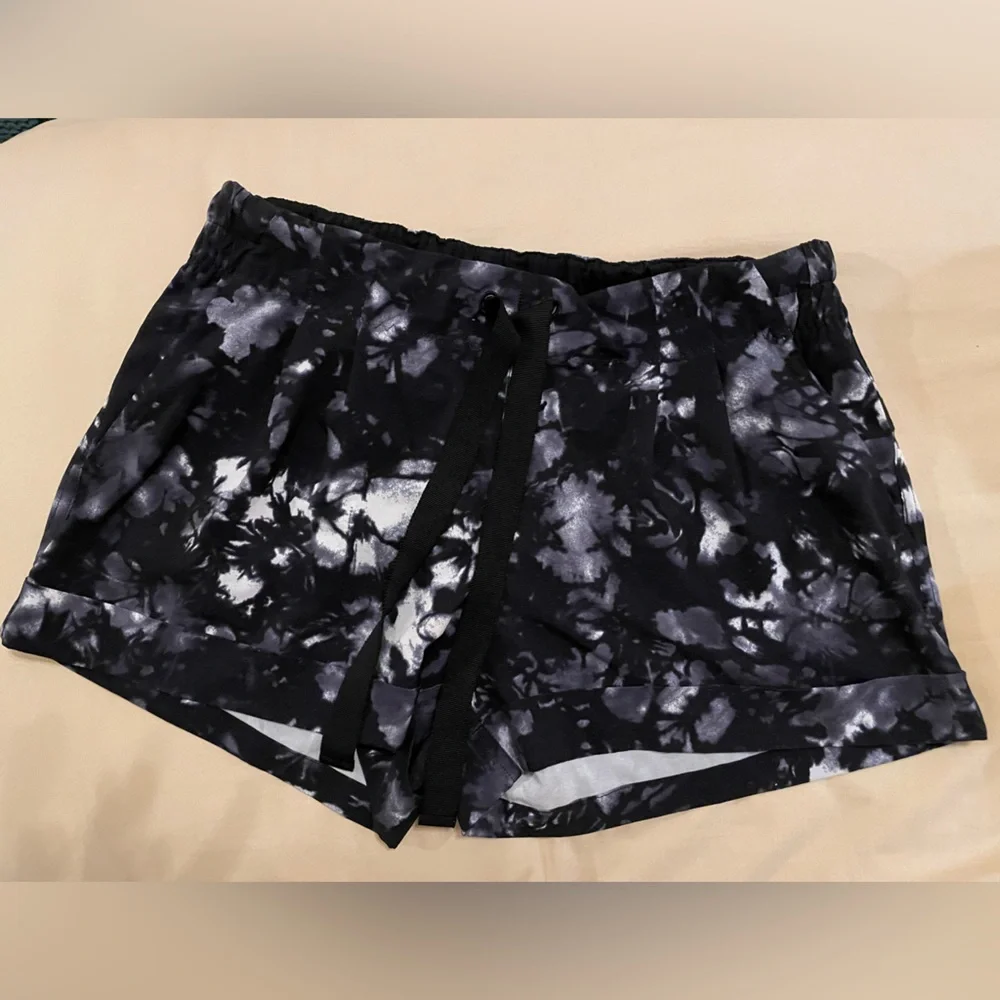Lululemon Cuffed Shorts - Picture 1 of 3